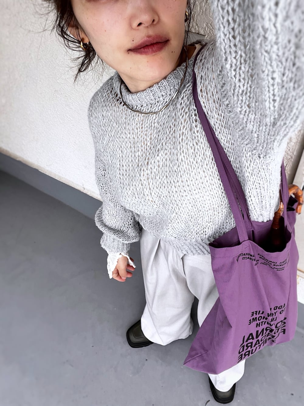 「シースルートップス、袖フリル、スラックス、ラインパンツ、ローファー、トートバッグ、グレー、ワントーンコーデ、淡色コーデ、きれいめカジュアル、プチプラ、低身長コーデ、レイヤードスタイル、大人カジュアル」｜「Monique le salon de moniqueのアイテム（スラックス、ベージュ系）」を使った、がじゅめさん（骨格ウェーブ・レディース・151cm）の夏コーディネートの3枚目の写真