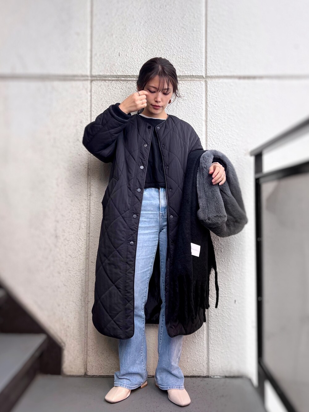 「マフラーぐるぐる、キルティング、ロングコート、チュール、ニット、デニム、デニムパンツ、ブーツ、真冬のあったかスタイル、プチプラ、きれいめカジュアル、レイヤードスタイル、低身長コーデ、お出かけコーデ、ファー」｜「BONLECILLのシャギーボリュームマフラー（マフラー、ブラック系）」を使った、がじゅめさん（骨格ウェーブ・レディース・151cm）の冬コーディネートの2枚目の写真