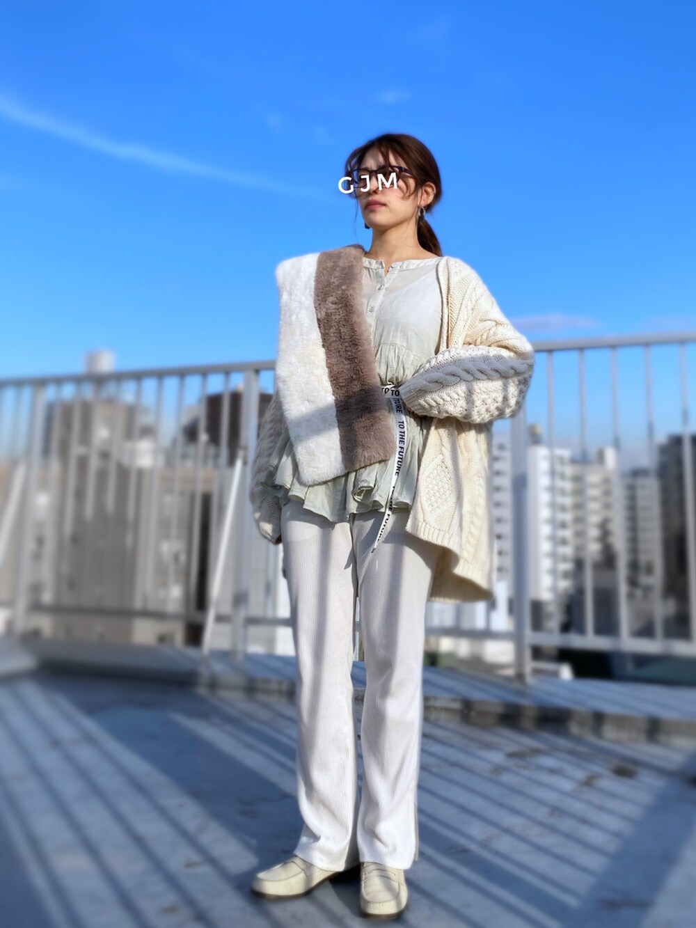 ホワイト系のローファー、グリーン系のシャツ/ブラウス、ホワイト系のカーディガン/ボレロを着用したレディースの冬コーディネートの4枚目の写真