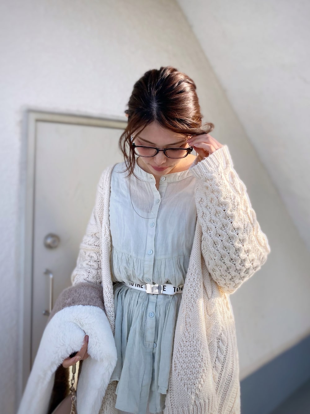 ホワイト系のローファー、グリーン系のシャツ/ブラウス、ホワイト系のカーディガン/ボレロを着用したレディースの冬コーディネートの5枚目の写真