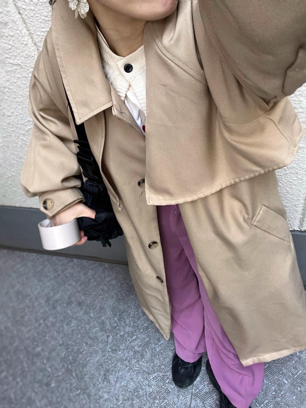 ベージュ系のトレンチコート、ホワイト系のカーディガン/ボレロ、その他のTシャツ/カットソーを着用したレディースの春コーディネートの3枚目の写真