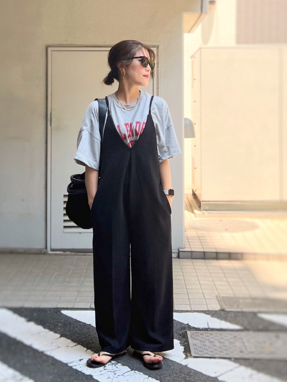 「サングラス、ロゴT、サロペット、ビーチサンダル、ショルダーバッグ、夏コーデ、休日スタイル、モノトーン、シンプルコーデ、きれいめカジュアル、低身長コーデ、プチプラ、ストリート、ビッグシルエット」｜「SALON adam et rope'のトングサンダル（サンダル、ブラック系）」を使った、がじゅめさん（骨格ウェーブ・レディース・151cm）の夏コーディネートの2枚目の写真