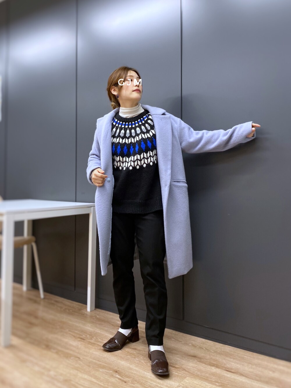 「あったかコーデ、ブルー、タートルネック、レイヤードスタイル、ノルディック柄、ケーブルニット、スラックス、UNIQLO、ローファー、白ソックス、ロングコート、カラーコート、スクエアトゥ、プチプラ、きれいめカジュアル」｜「UNIQLOのEZYアンクルパンツ（丈標準66～68cm）（その他パンツ、ブラック系）」を使った、がじゅめさん（レディース・151cm）の冬コーディネートの3枚目の写真