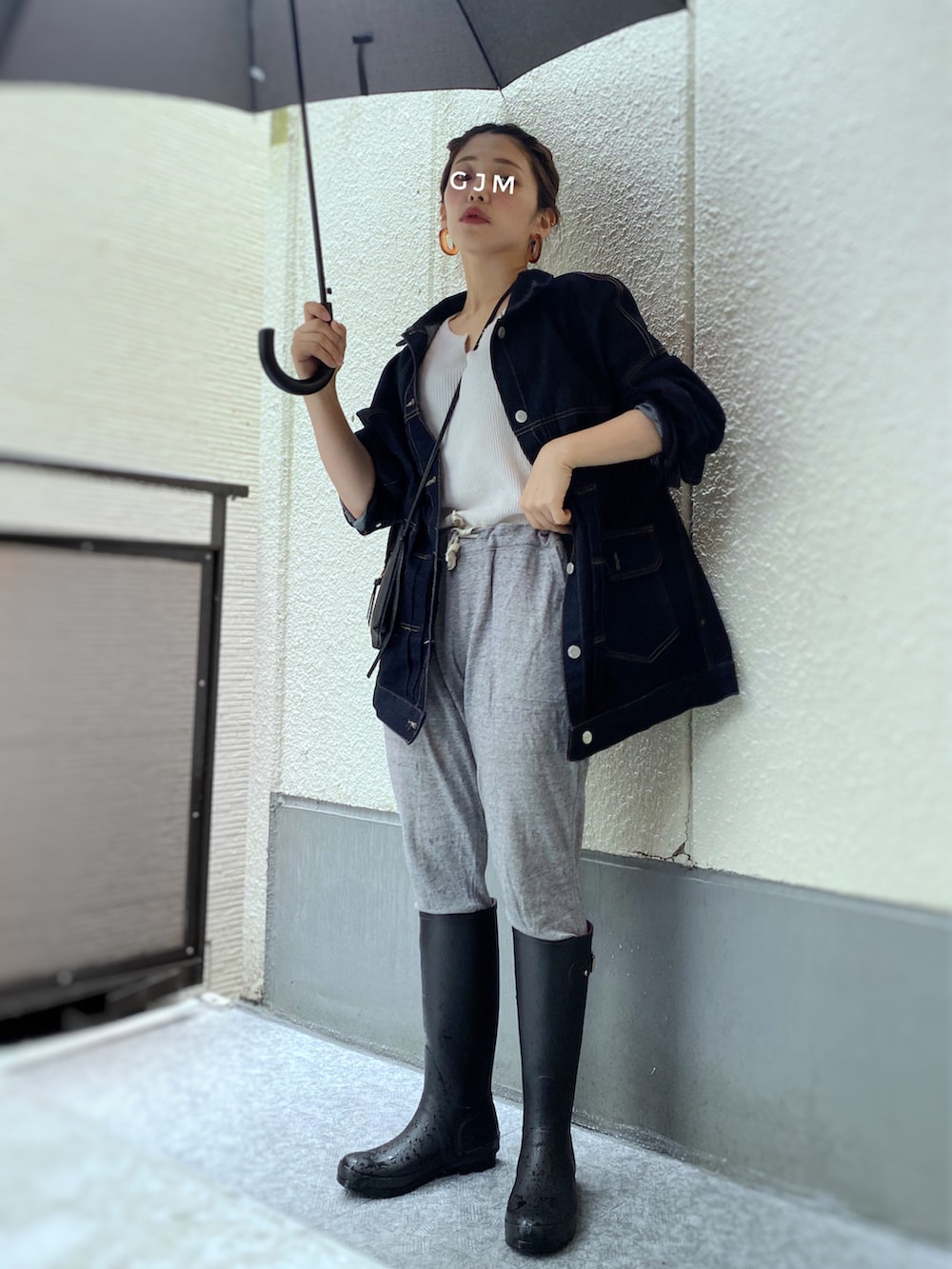 「雨の日コーデ、デニムジャケット、デニムシャツ、デニム、スウエット、スウエットパンツ、長靴、レインシューズ、タックイン、オーバーサイズ、ビッグシルエット、シンプルコーデ、きれいめカジュアル、大人カジュアル、UNIQLO」｜「moment+の*New Arrival*ラフサイズデニムジャケット（デニムジャケット、ブルー系）」を使った、がじゅめさん（レディース・151cm）の夏コーディネートの2枚目の写真