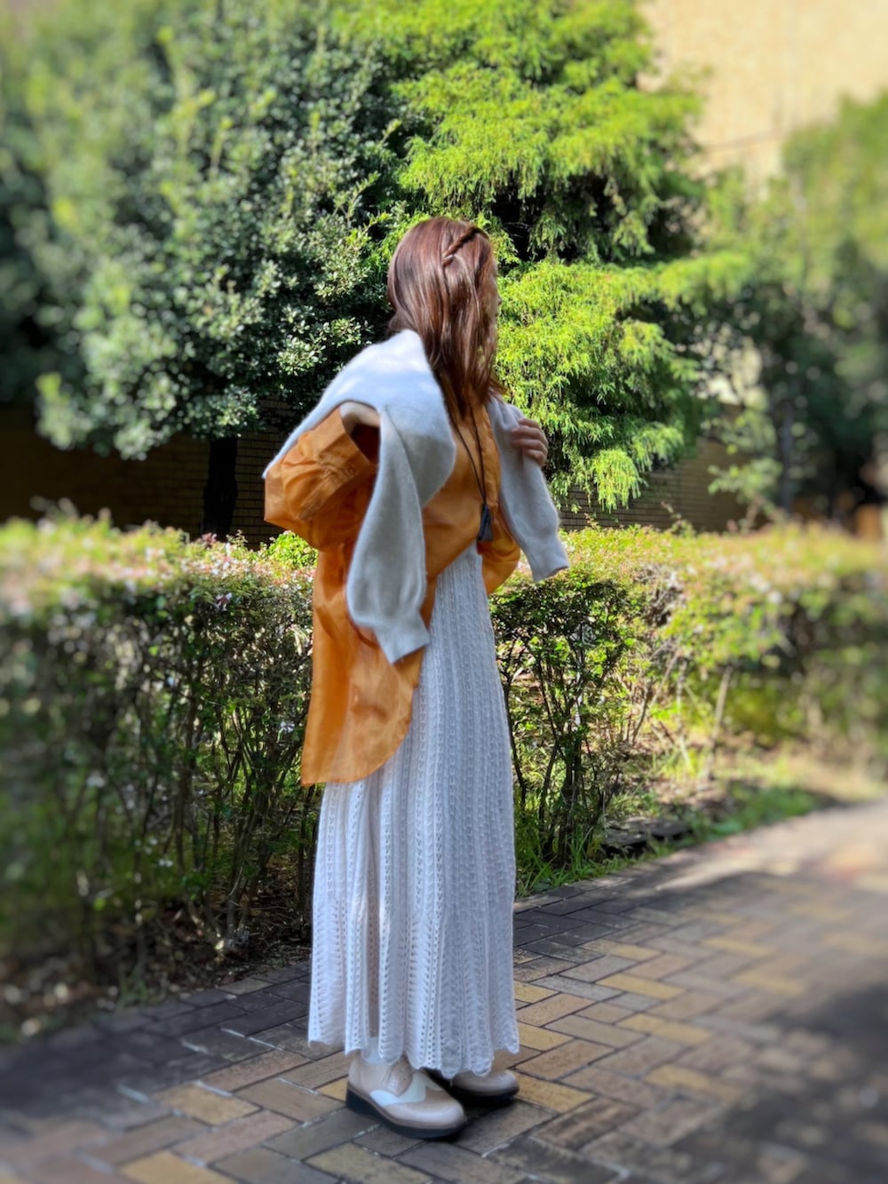 「ニット、モヘアニット、シースルートップス、シャツスタイル、ビッグシルエット、ロングスカート、ローファー、きれいめカジュアル、ハロウィン、重ね着ベストシーズン、今日のコスメと服、低身長、プチプラ」|「Kastaneの透けフィラメントBIGシャツ(シャツ/ブラウス、オレンジ系)」を使った、がじゅめさん(骨格ウェーブ・レディース・151cm)の秋コーディネートの3枚目の写真