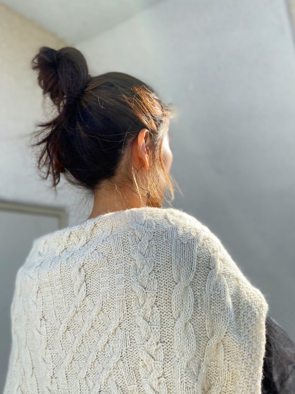 ブラック系のニット/セーター、ホワイト系のニット/セーター、ブラウン系のスカートを着用したレディースの秋コーディネートの5枚目の写真