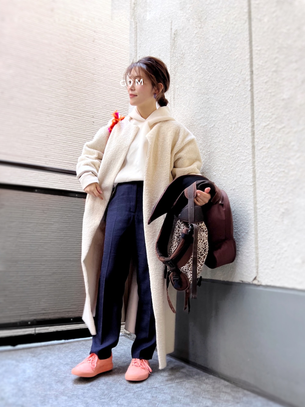 「キャップ、ロングコート、ボアジャケット、パーカー、UNIQLO、プチプラ、タックイン、スラックス、古着MIX、スニーカー、ピンク、オレンジ、春色、ビビッドカラー、骨格ウェーブ」｜「古着のアイテム（スラックス、ブルー系）」を使った、がじゅめさん（骨格ウェーブ・レディース・151cm）の冬コーディネートの2枚目の写真