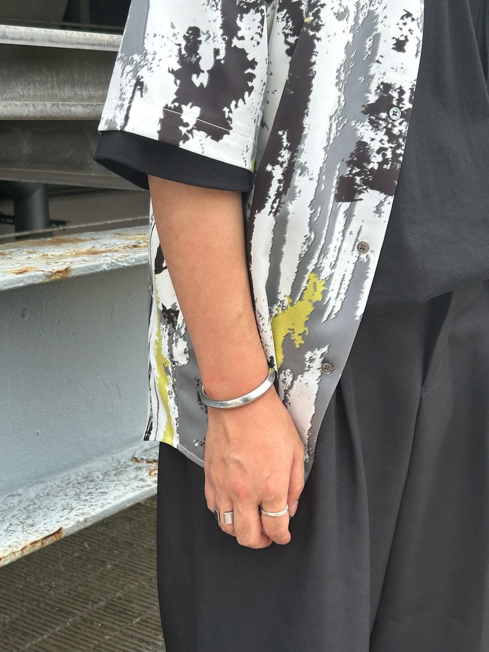 グレー系のシャツ/ブラウス、ブラック系のその他パンツを着用したメンズの夏コーディネートの2枚目の写真