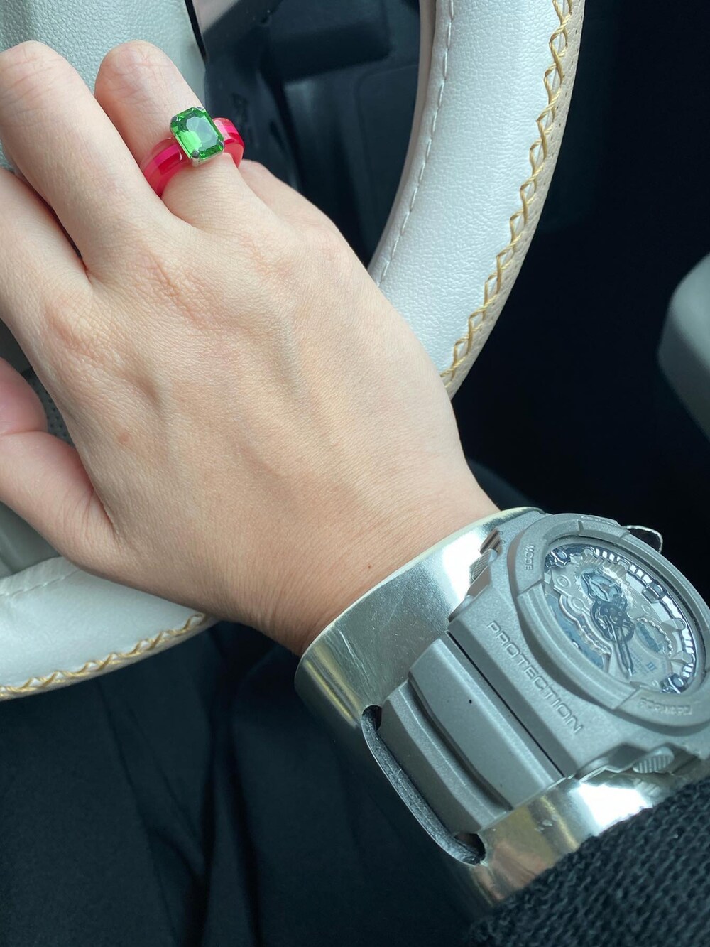 ブラック系のスウェット、ブラック系のボディバッグ/ウエストポーチ、ブラック系のその他パンツを着用したレディースの秋コーディネートの2枚目の写真