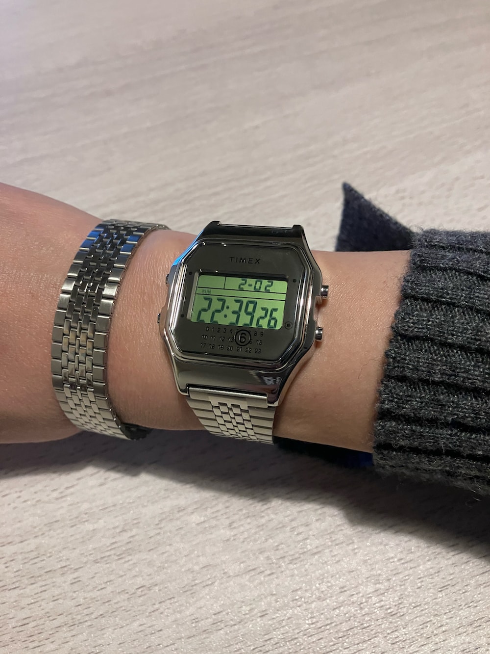 グレー系のニット/セーター、ブルー系のデニムパンツ、グレー系のニット/セーターを着用したレディースの冬コーディネートの2枚目の写真