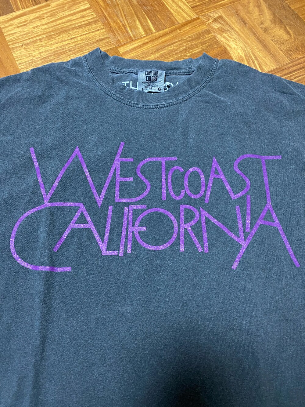 ブラック系のTシャツ/カットソーを着用したレディースの夏コーディネートの2枚目の写真