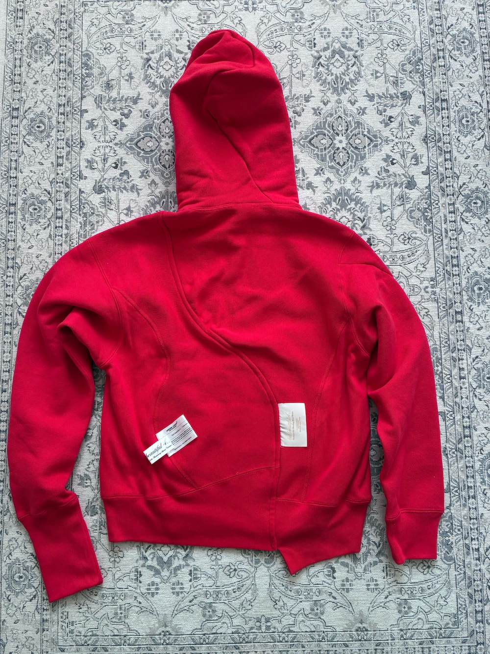 レッド系のパーカーを着用したレディースの冬コーディネートの2枚目の写真