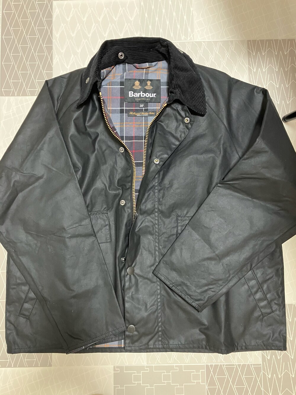 ブラック系のジャケット/アウターを着用したレディースの冬コーディネートの2枚目の写真