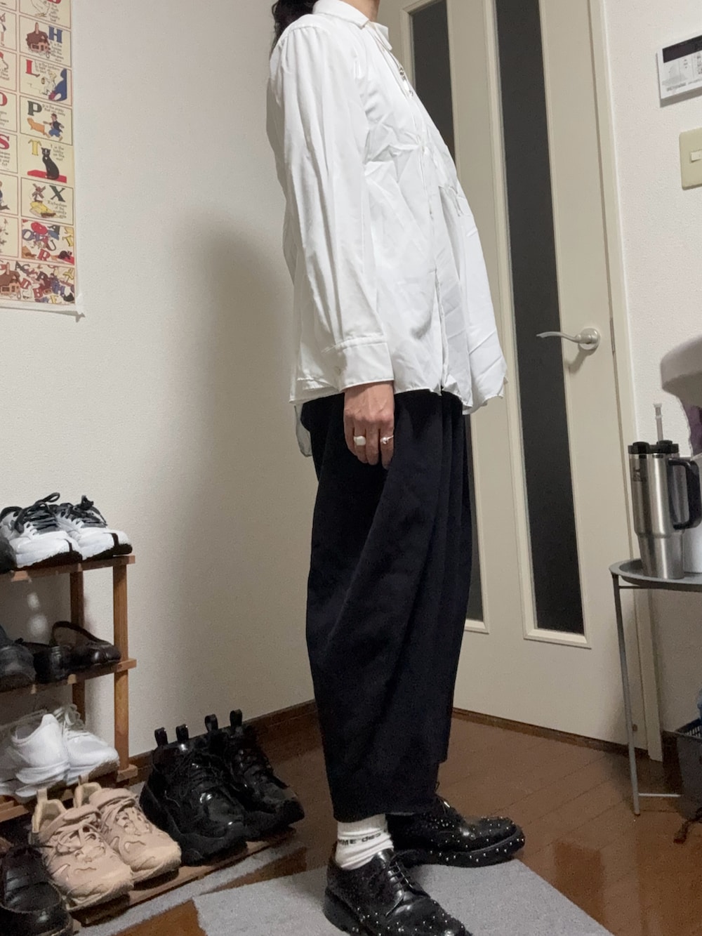 ホワイト系のシャツ/ブラウス、ブラック系のパンツ、ブラック系のドレスシューズを着用したレディースの冬コーディネートの2枚目の写真