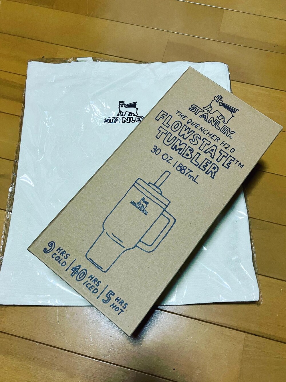 シルバー系のグラス/マグカップ/タンブラーを着用したレディースの秋コーディネートの2枚目の写真