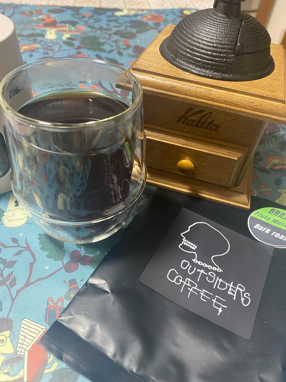 ブラック系のスニーカー、ブラック系のスニーカー、ブラック系のその他パンツを着用したレディースの冬コーディネートの2枚目の写真