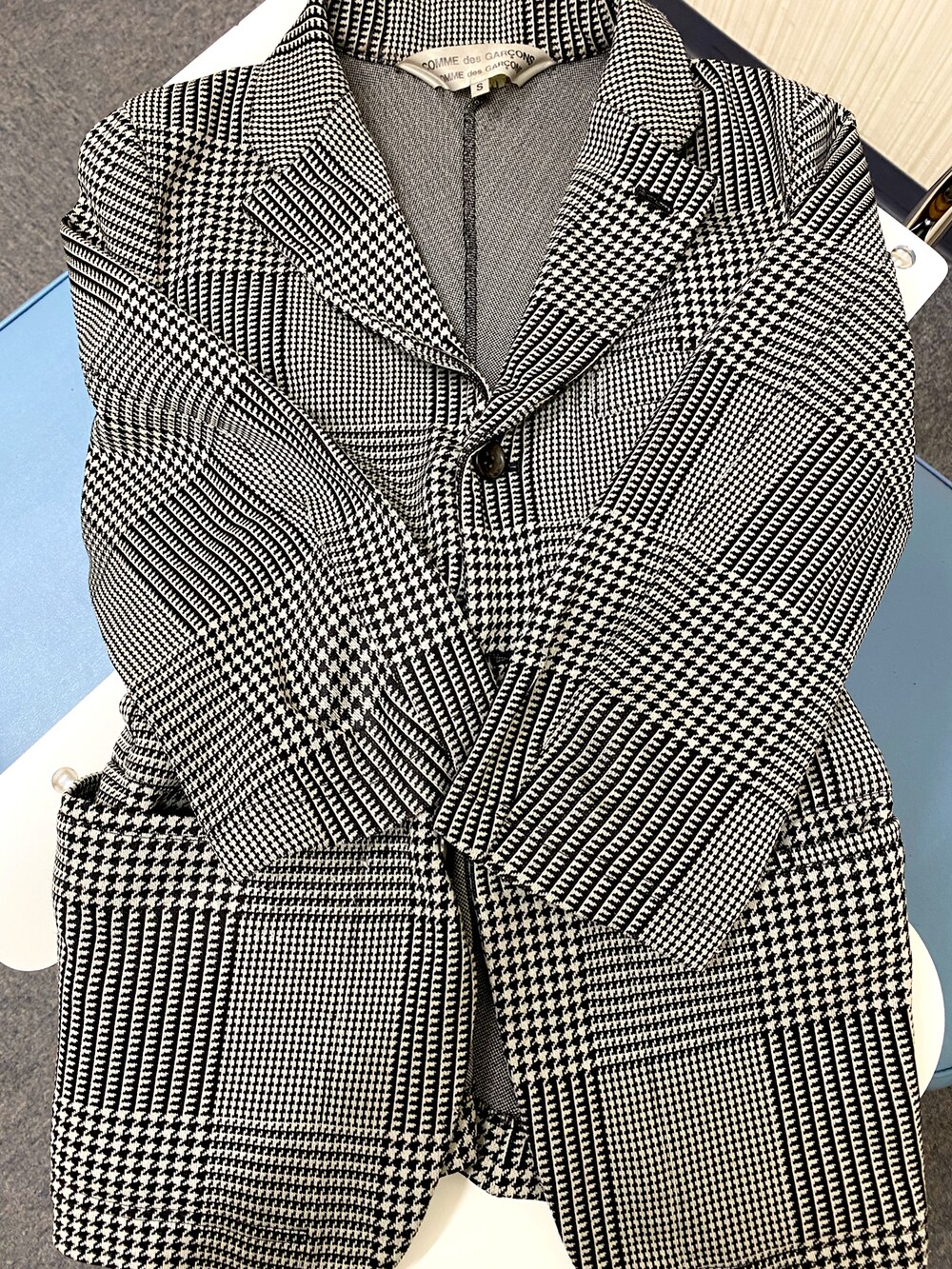 ブラック系のパンプス、グリーン系のその他パンツを着用したレディースの冬コーディネートの2枚目の写真