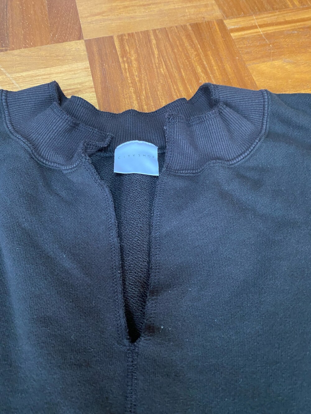 グレー系のスウェットを着用したレディースの春コーディネートの3枚目の写真