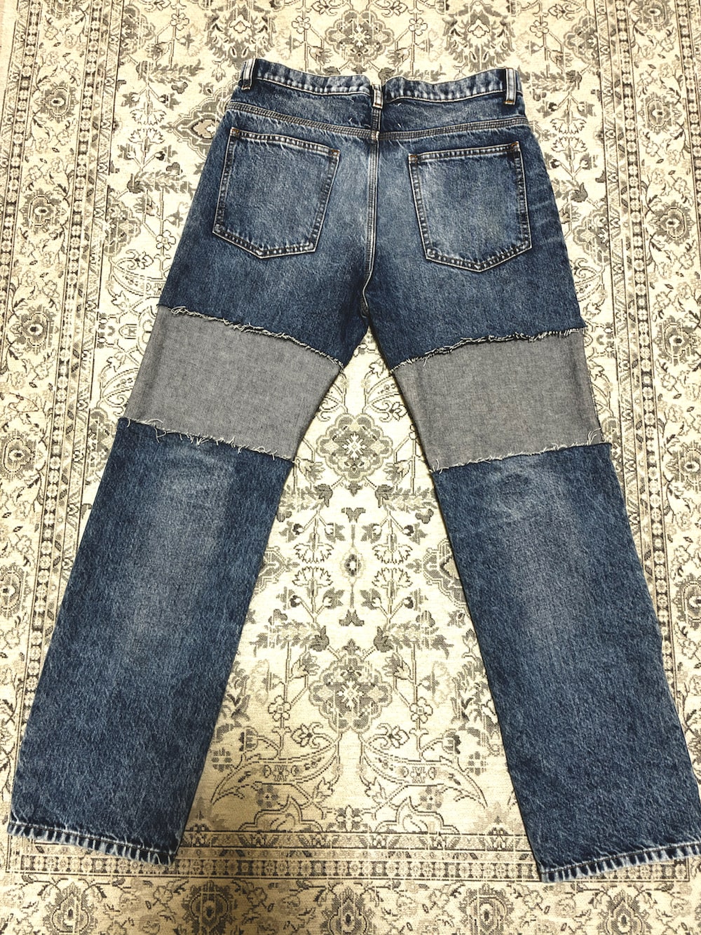 ブルー系のデニムパンツを着用したレディースの冬コーディネートの2枚目の写真