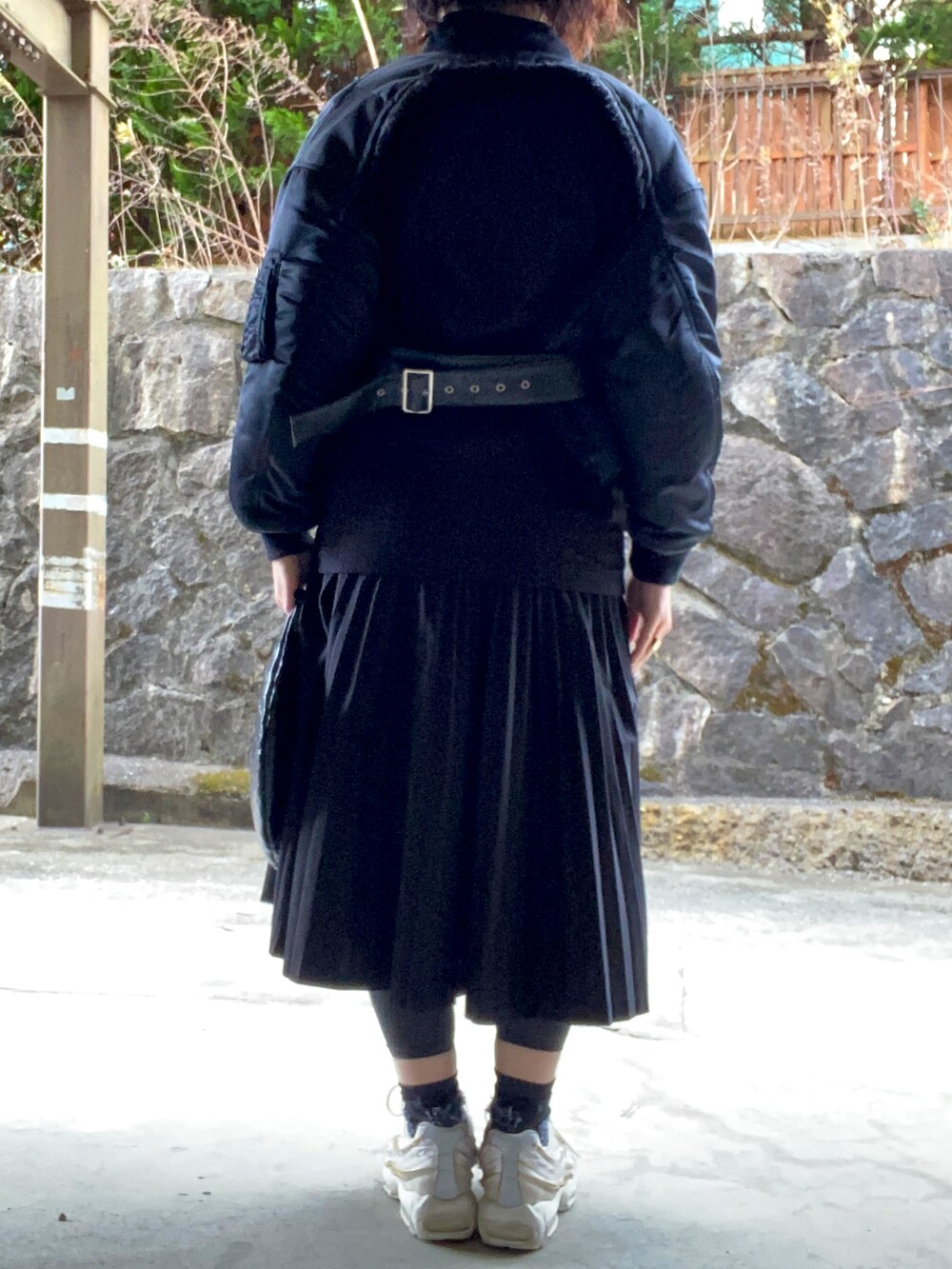 ブラック系のMA-1、ブラック系のTシャツ/カットソー、ブラック系のハンドバッグを着用したレディースの冬コーディネートの2枚目の写真