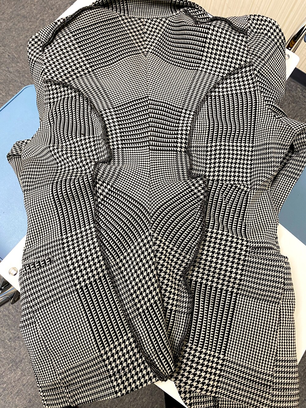 ブラック系のパンプス、グリーン系のその他パンツを着用したレディースの冬コーディネートの3枚目の写真