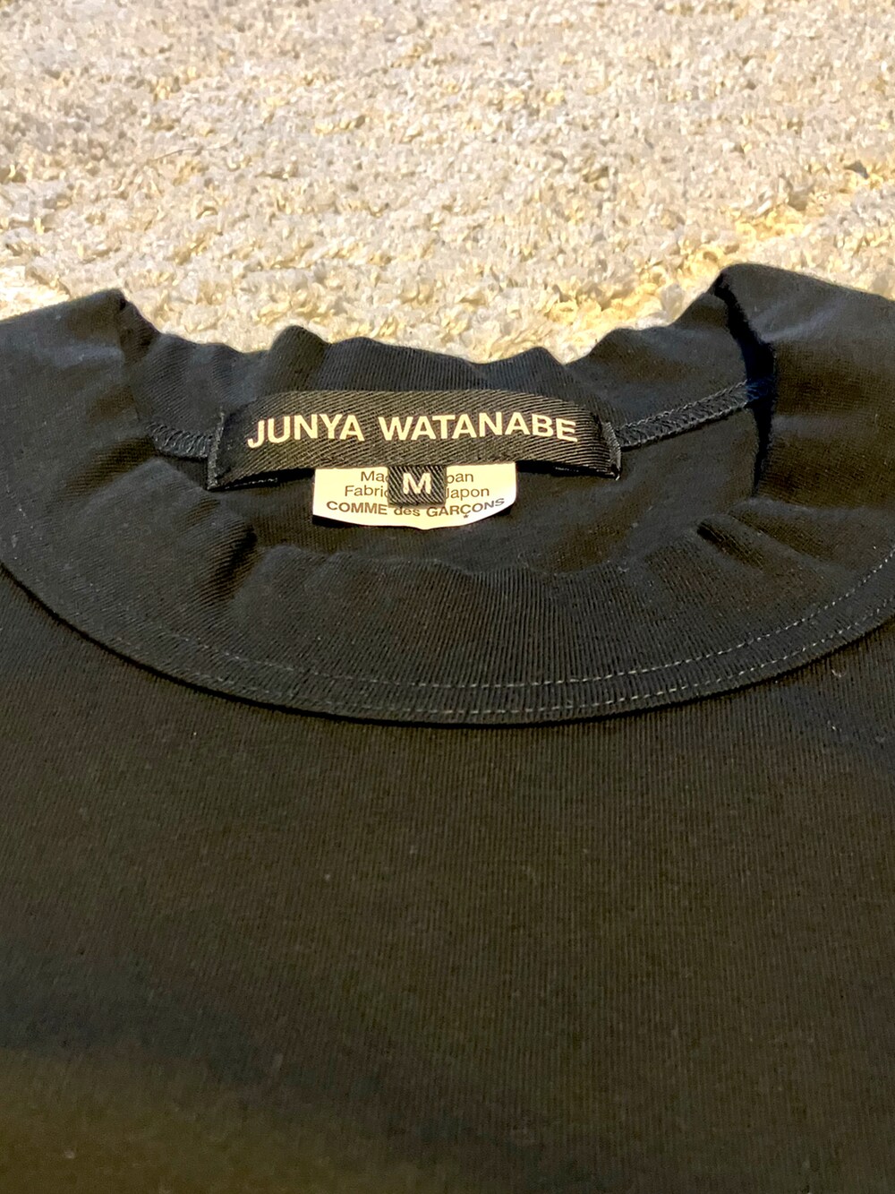 ブラック系のTシャツ/カットソーを着用したレディースの春コーディネートの2枚目の写真