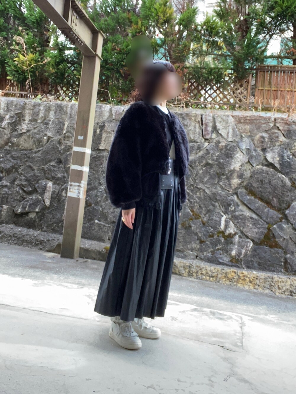 ブラック系のMA-1、ブラック系のカーディガン/ボレロ、ブラック系のスカートを着用したレディースの冬コーディネートの2枚目の写真