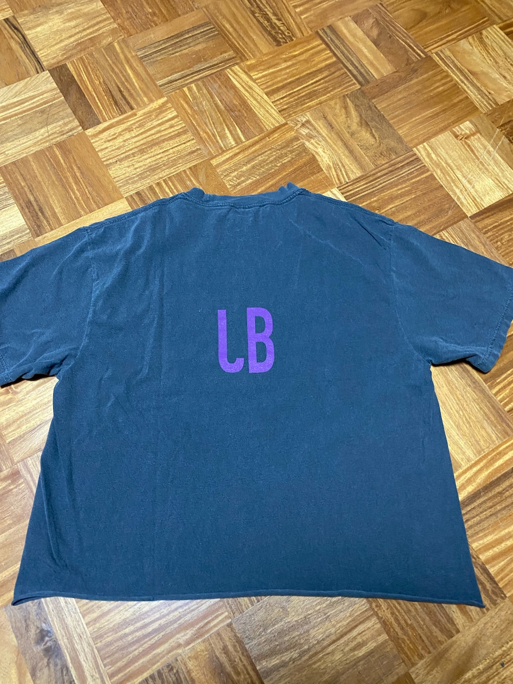 ブラック系のTシャツ/カットソーを着用したレディースの夏コーディネートの3枚目の写真