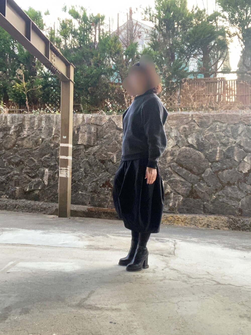 ブラック系のボディバッグ/ウエストポーチ、ブラック系のスウェット、ブラック系のその他パンツを着用したレディースの冬コーディネートの2枚目の写真