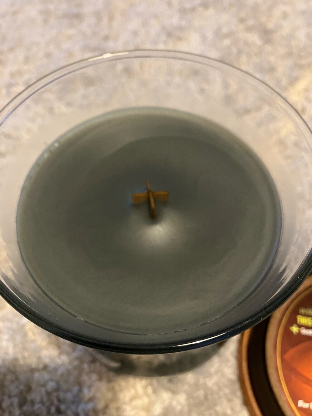 グリーン系のキャンドルを着用したレディースの秋コーディネートの3枚目の写真