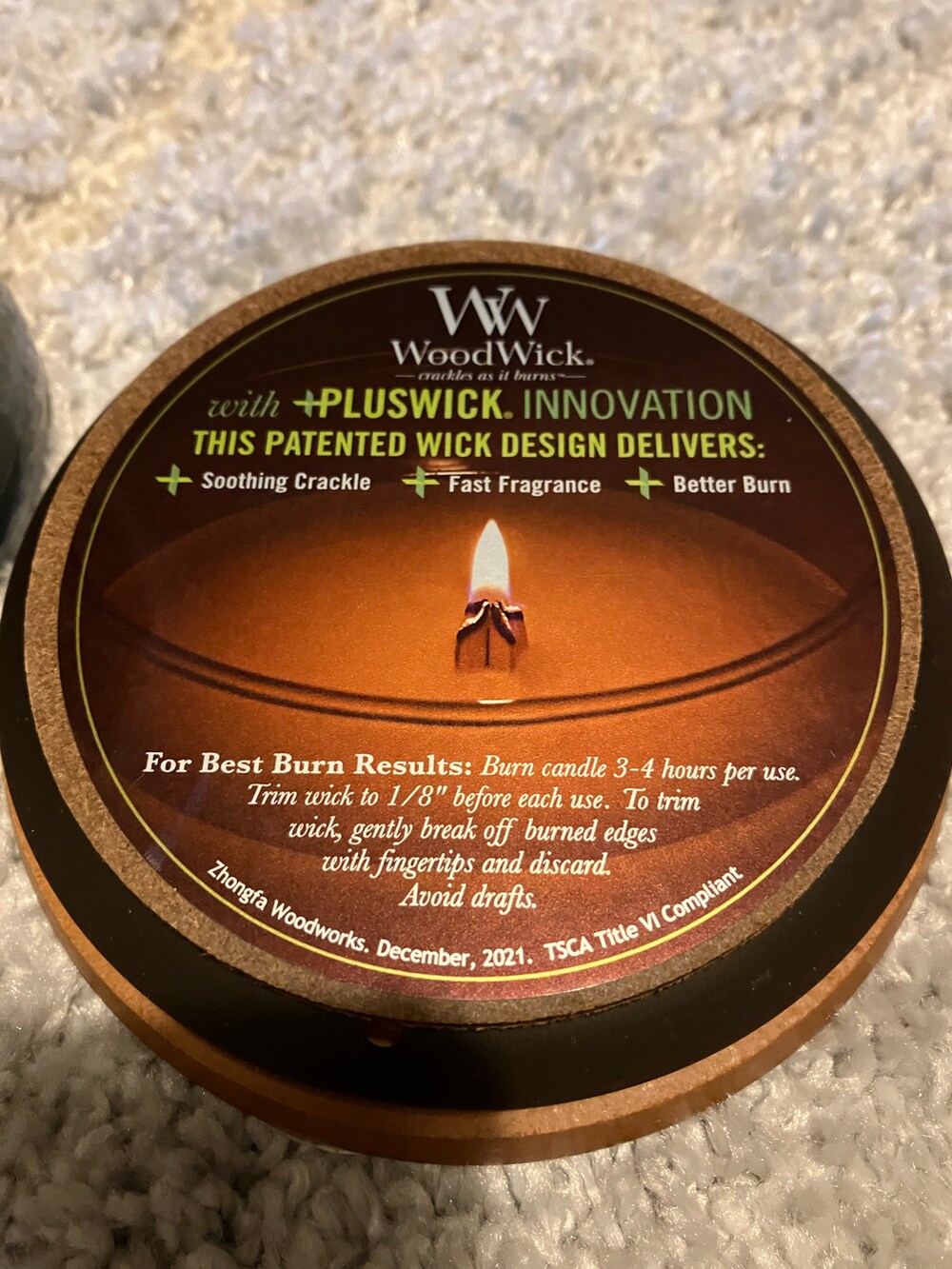 グリーン系のキャンドルを着用したレディースの秋コーディネートの2枚目の写真