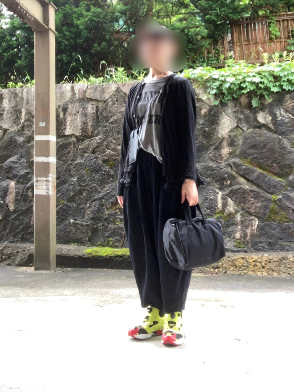 ブラック系のバッグ、ブラック系のカーディガン/ボレロ、グレー系のTシャツ/カットソーを着用したレディースの夏コーディネートの2枚目の写真