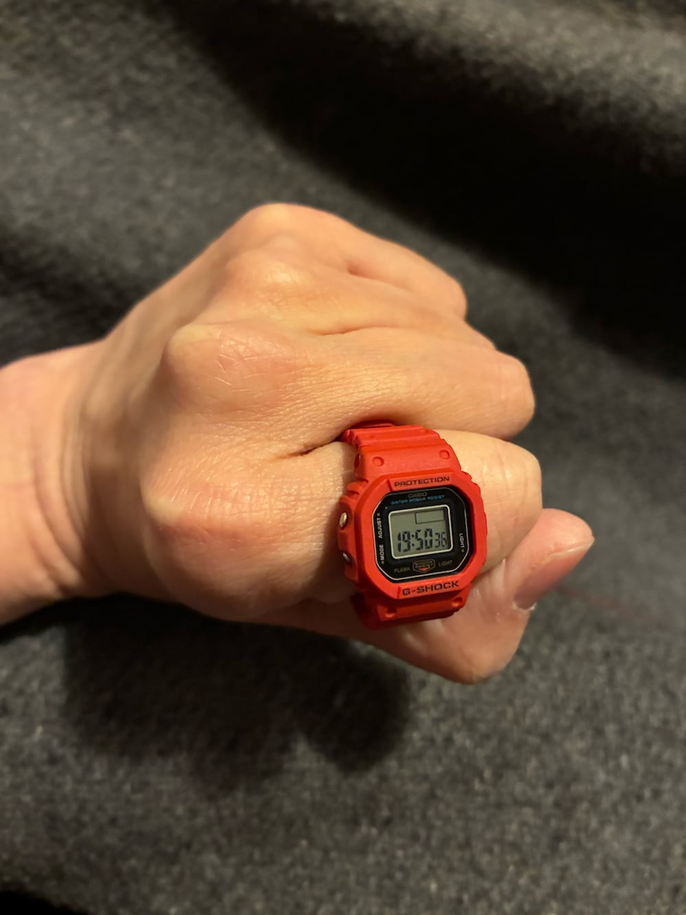 レッド系のデジタル腕時計を着用したレディースの春コーディネートの3枚目の写真