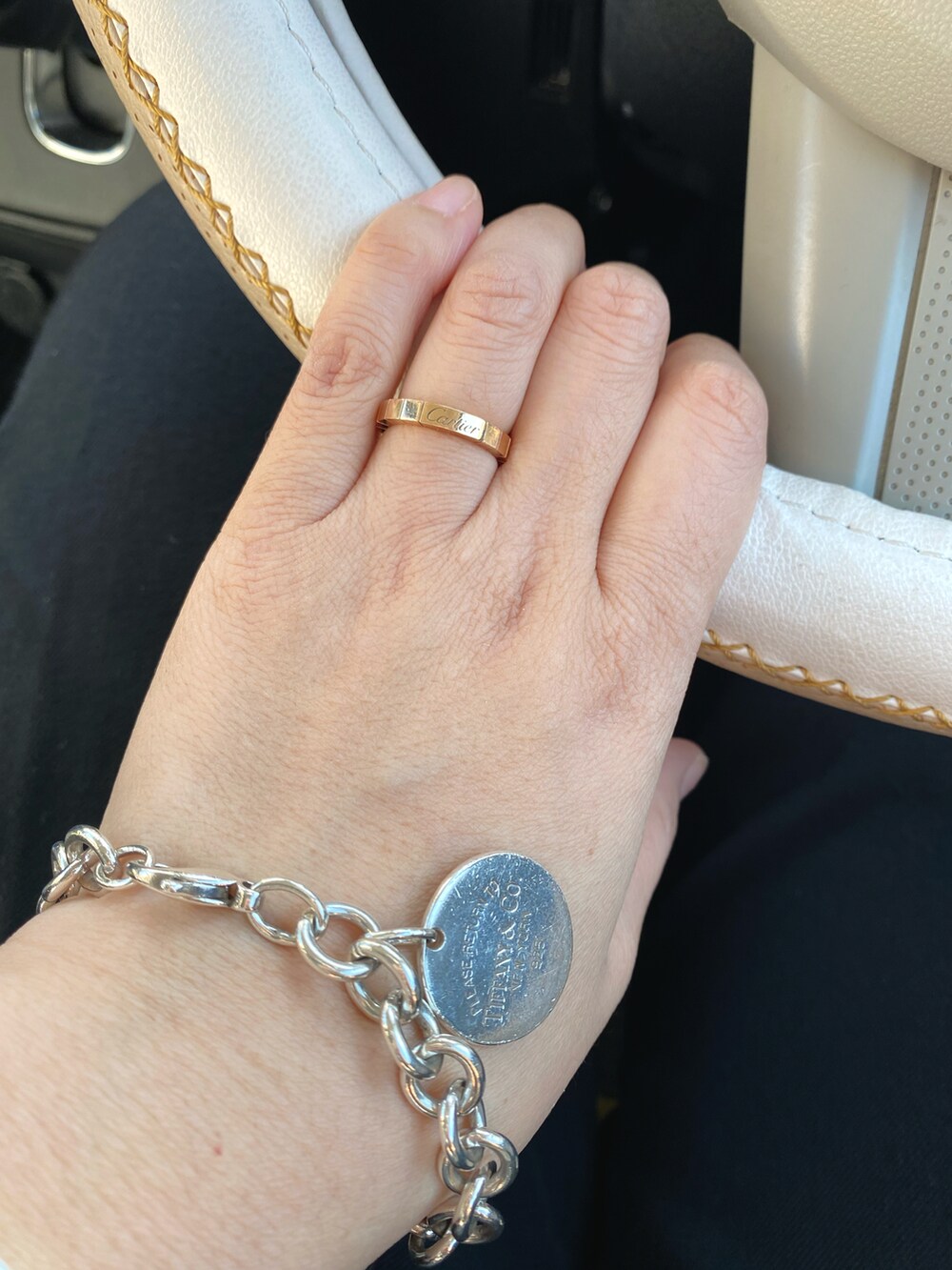 ブラック系のスウェット、その他のバッグ、ブルー系のその他パンツを着用したレディースの冬コーディネートの4枚目の写真