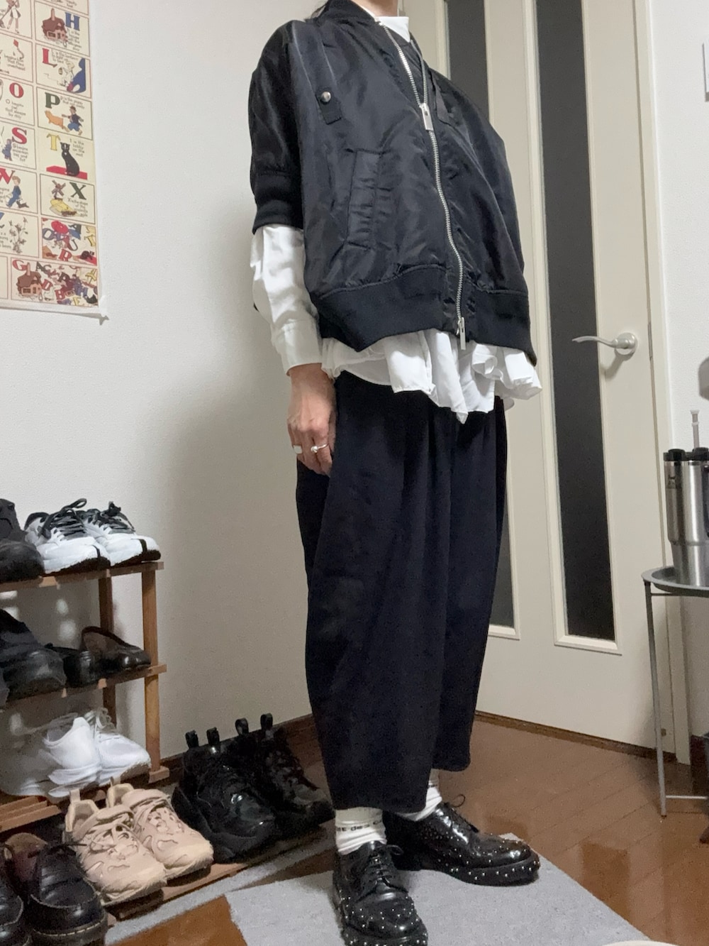 ホワイト系のシャツ/ブラウス、ブラック系のパンツ、ブラック系のドレスシューズを着用したレディースの冬コーディネートの4枚目の写真