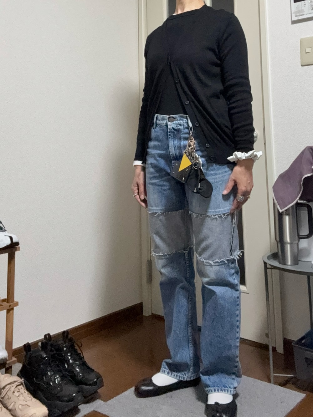 ブルー系のデニムパンツ、ブラック系のパンプス、ブラック系のMA-1を着用したレディースの春コーディネートの2枚目の写真