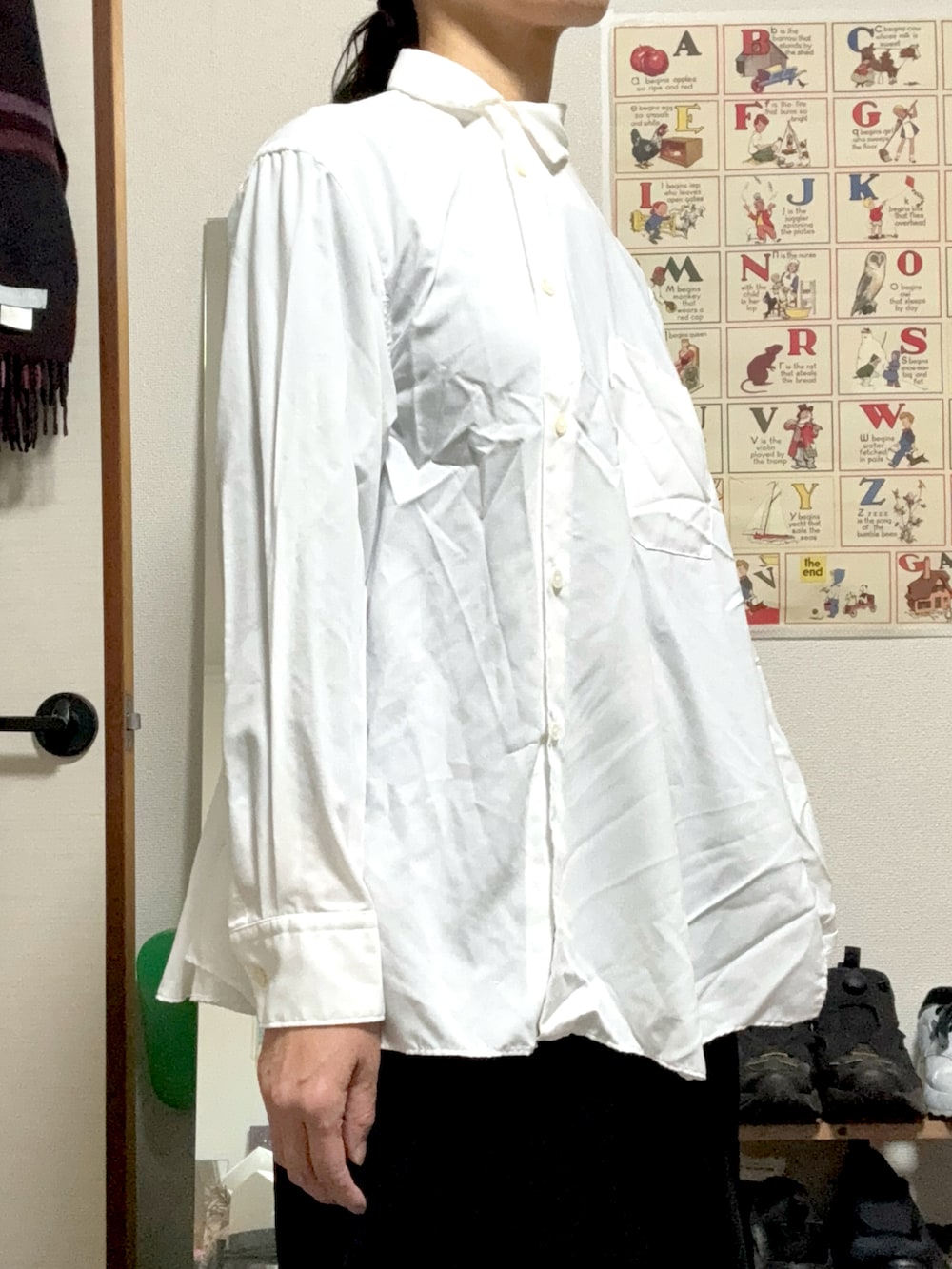 ホワイト系のシャツ/ブラウスを着用したレディースの冬コーディネートの3枚目の写真