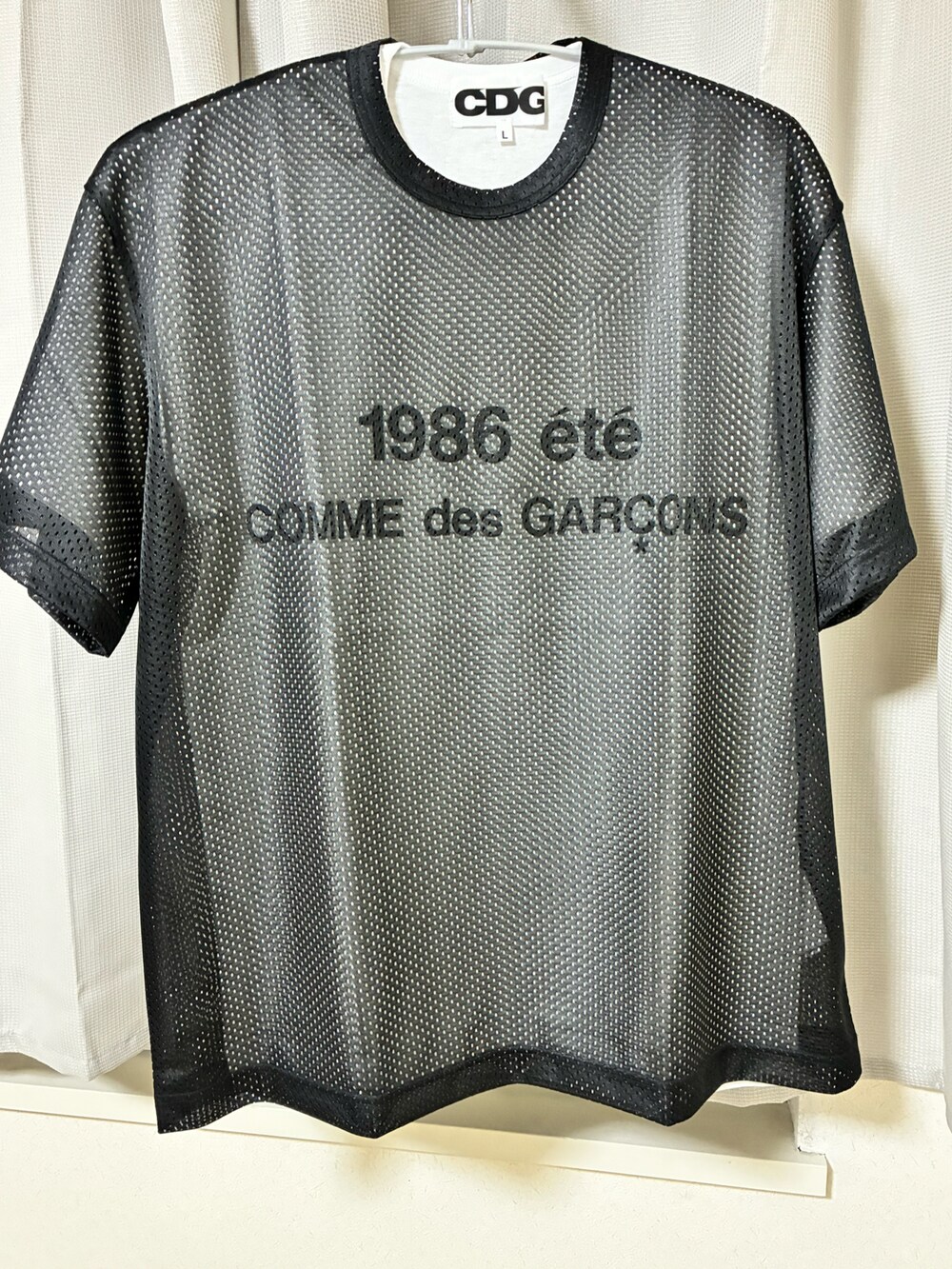 ホワイト系のTシャツ/カットソーを着用したレディースの春コーディネートの2枚目の写真