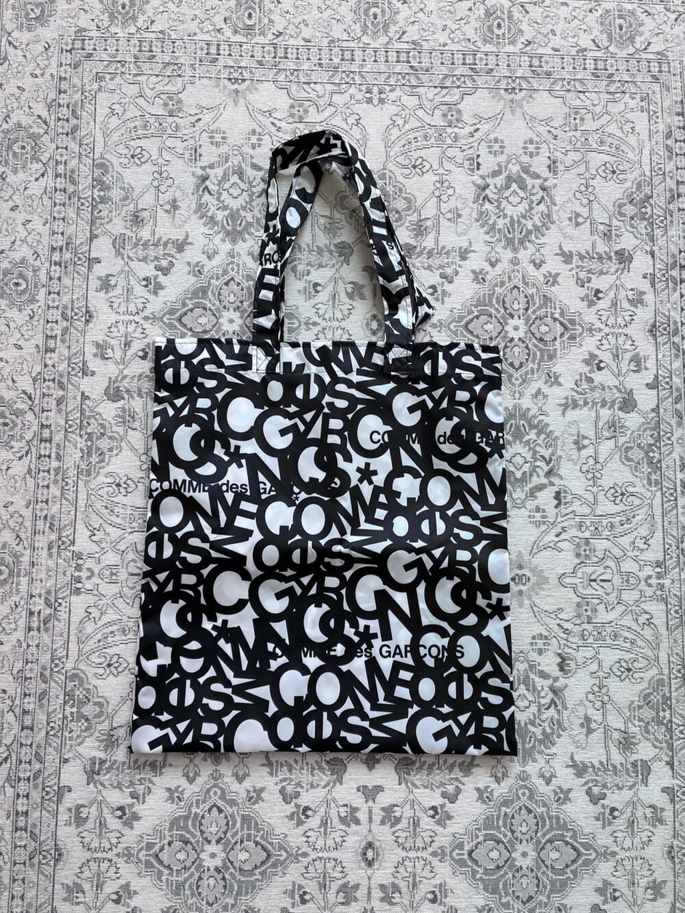 その他のトートバッグを着用したレディースの冬コーディネートの2枚目の写真