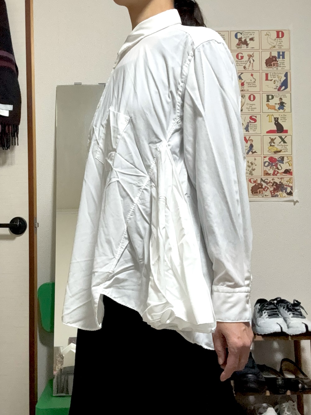 ホワイト系のシャツ/ブラウスを着用したレディースの冬コーディネートの2枚目の写真