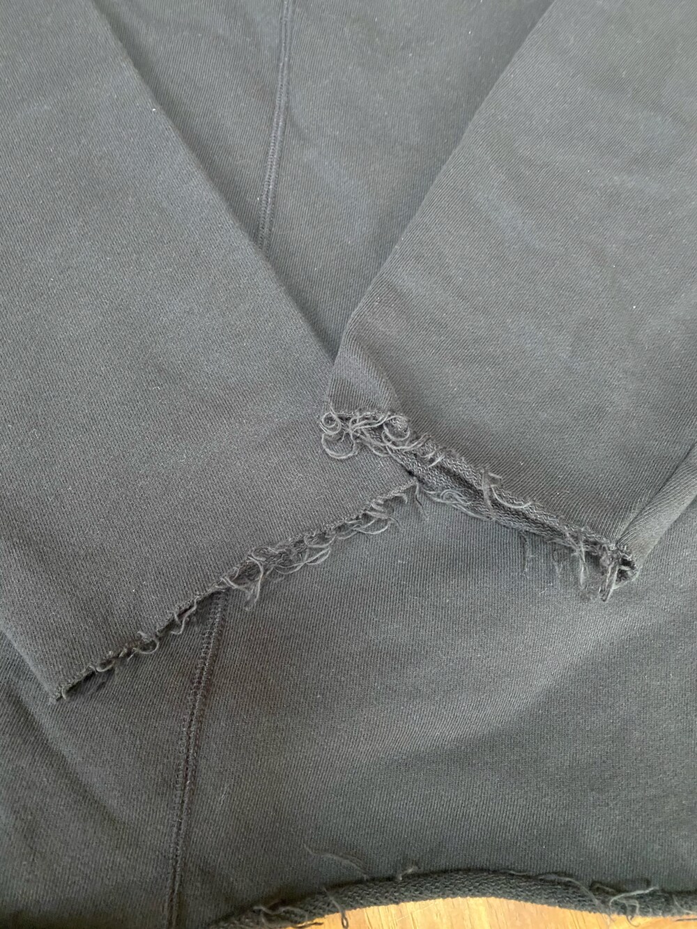 グレー系のスウェットを着用したレディースの春コーディネートの2枚目の写真