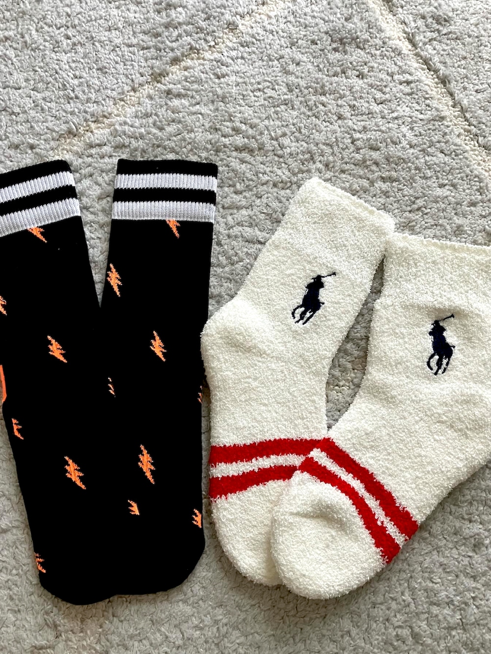 ホワイト系のソックス/靴下、ブラック系のソックス/靴下を着用したレディースの夏コーディネートの2枚目の写真