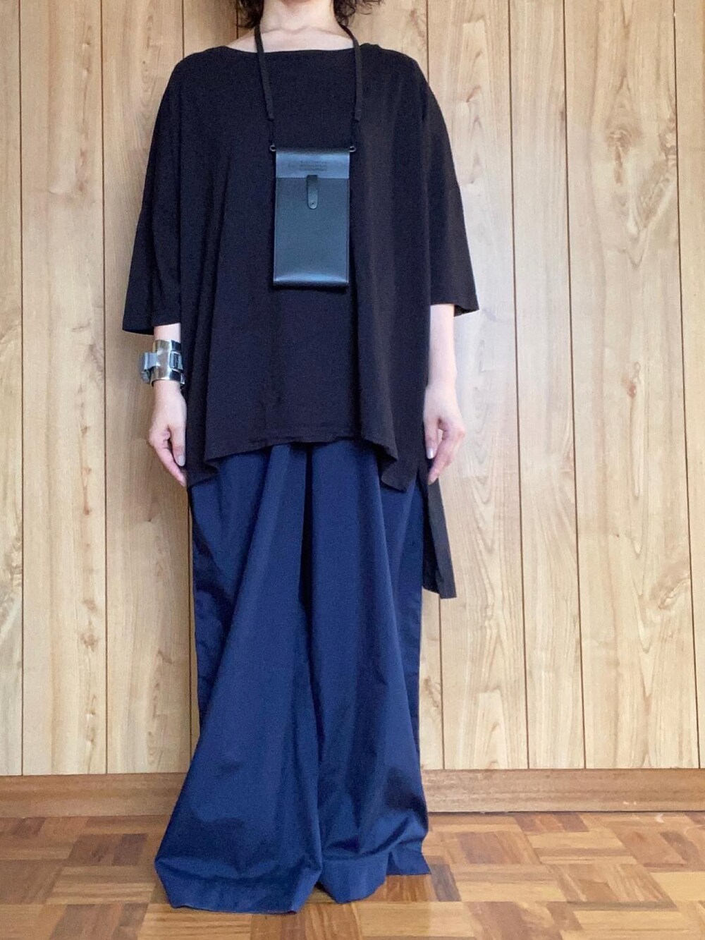 ブラック系のTシャツ/カットソー、ブルー系のパンツ、ブラック系の財布/小物を着用したレディースの夏コーディネートの2枚目の写真