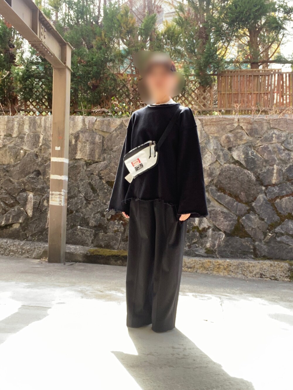 ブラック系のスウェット、ブラック系のパンツ、ブラック系のボディバッグ/ウエストポーチを着用したレディースの春コーディネートの2枚目の写真