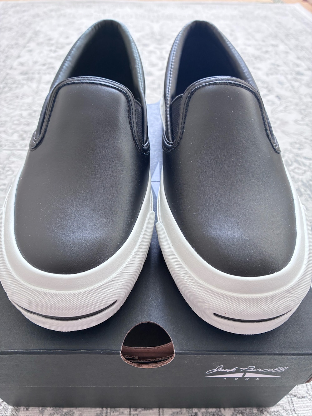 ブラック系のスリッポン、ブラック系のスリッポンを着用したレディースの冬コーディネートの2枚目の写真