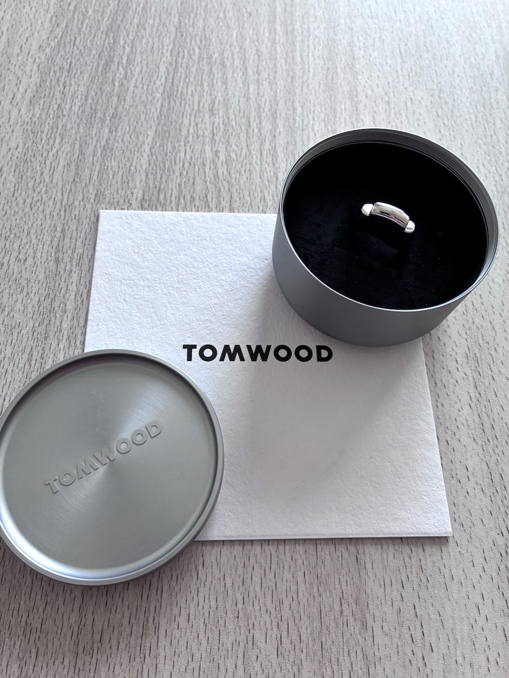 シルバー系のリングを着用したレディースの冬コーディネートの2枚目の写真