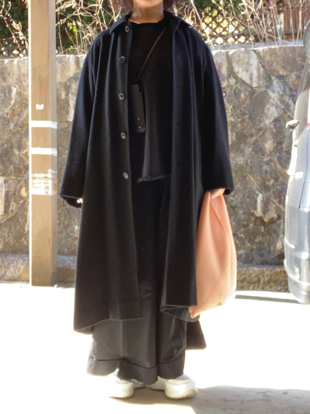 ブラック系のスウェット、その他のバッグ、ブルー系のその他パンツを着用したレディースの冬コーディネートの2枚目の写真