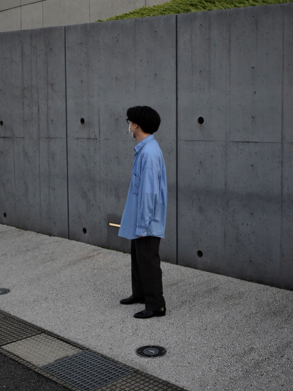 ブルー系のシャツ/ブラウス、ブラック系のショルダーバッグ、ブラック系のドレスシューズを着用したメンズの秋コーディネートの2枚目の写真