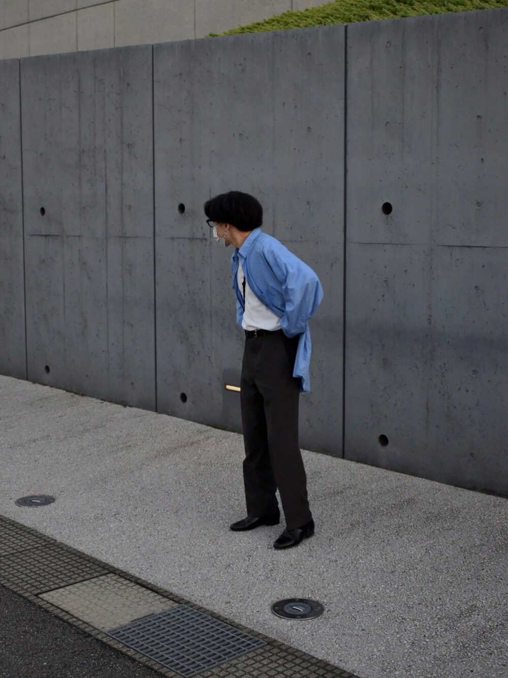 ブルー系のシャツ/ブラウス、ブラック系のショルダーバッグ、ブラック系のドレスシューズを着用したメンズの秋コーディネートの3枚目の写真