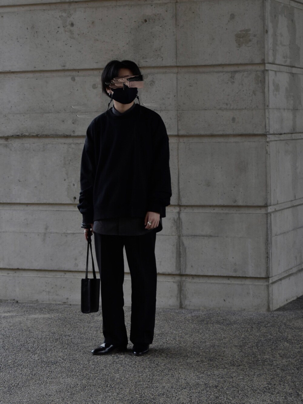 ブラック系のスラックス、ブラック系のドレスシューズ、ブラック系のショルダーバッグを着用したメンズの秋コーディネートの2枚目の写真